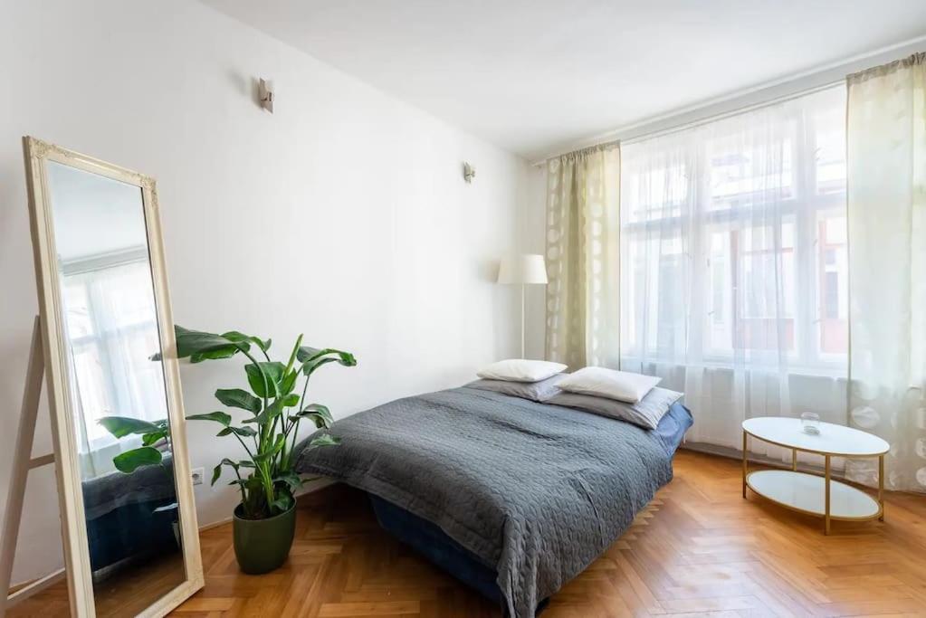 2 Bedrooms Apt Near Wenceslas Sq Prague Exterior photo